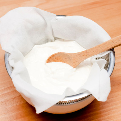 Joghurt mit Passiertuch entw&auml;ssern